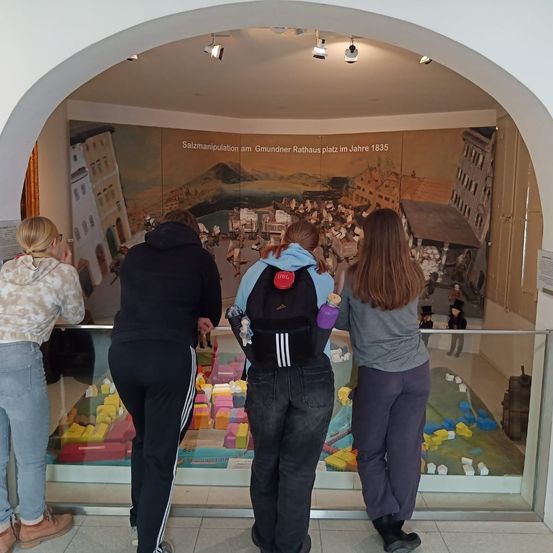 Bild enthält, Indoors, Museum, Pants, Adult, Female, Person, Woman, Jeans, Hoodie, Man