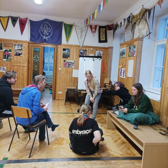 Bild enthält, Wood, Plywood, Hardwood, Floor, Flooring, Indoors, Interior Design, Couch, Living Room, Person