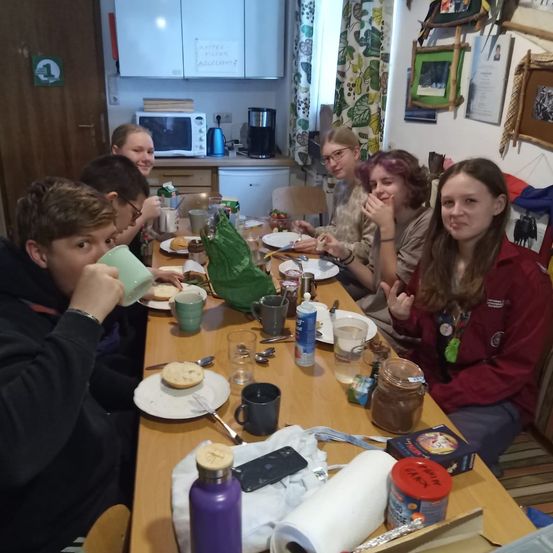 Bild enthält, Dining Room, Dining Table, Furniture, Table, Restaurant, Meal, Lunch, People, Cafeteria, Dish