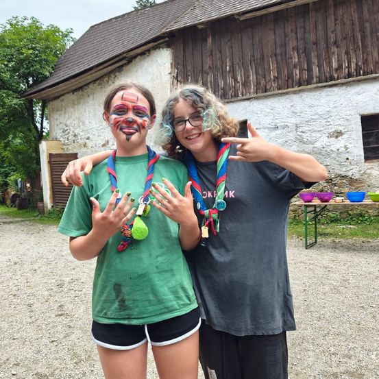 Bild enthält, Photography, Portrait, Shelter, Shorts, Summer, T-Shirt, Necklace, Backyard, Vegetation, Neighborhood