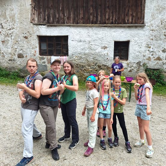 Bild enthält, Person, Photography, Portrait, Pants, People, Shelter, Shorts, Soil, Rock, Grass