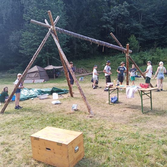 Bild enthält, Person, Handbag, Play Area, Shoe, Outdoors, Shorts, Hat, Outdoor Play Area, Grass, Helmet