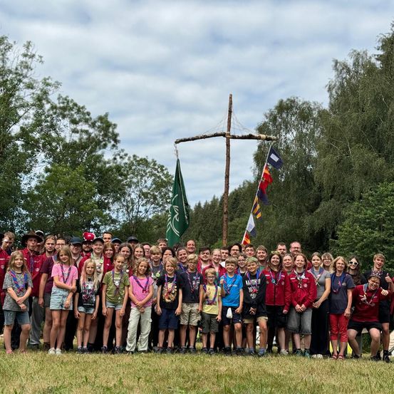 Bild enthält, People, Person, Grass, Park, Vegetation, Land, Tree, Woodland, Shorts, Portrait