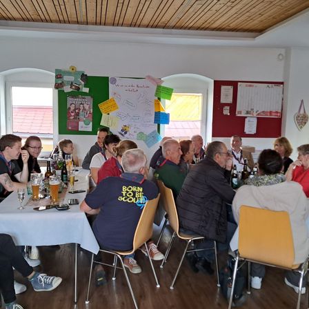Bild enthält, Cafeteria, Dining Room, Adult, Male, Man, Person, People, Female, Woman, Party
