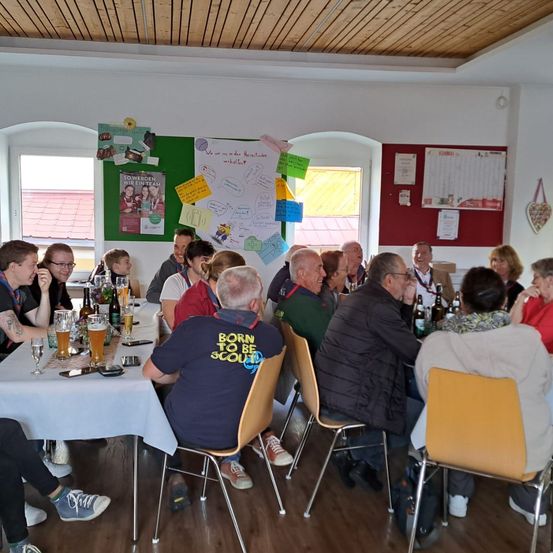 Bild enthält, Cafeteria, Dining Room, Adult, Male, Man, Person, People, Female, Woman, Party