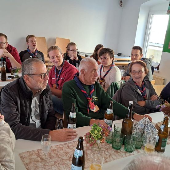 Bild enthält, People, Person, Adult, Female, Woman, Male, Man, Dining Table, Beer, Head