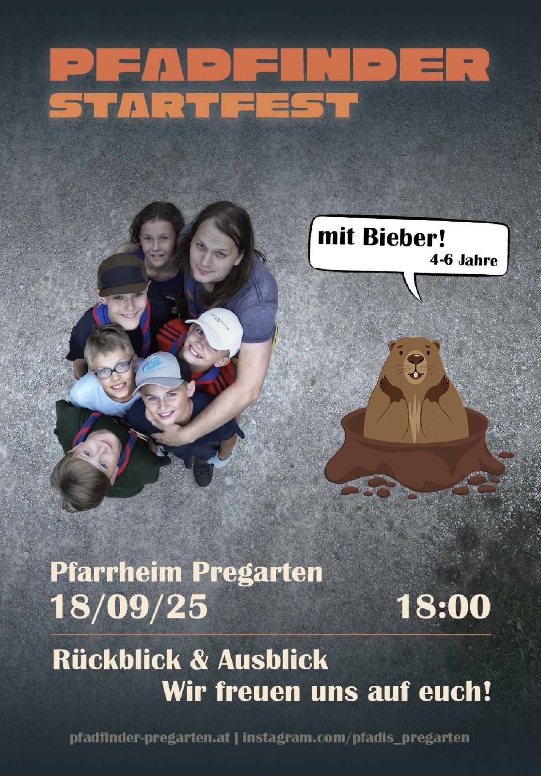 Eine Gruppe von Kindern und einer erwachsenen Frau lächelt und posiert für ein Foto mit einem gezeichneten Biber auf der rechten Seite. Das Foto enthält ein Datum, 18/09/25, und eine Uhrzeit, 18:00.