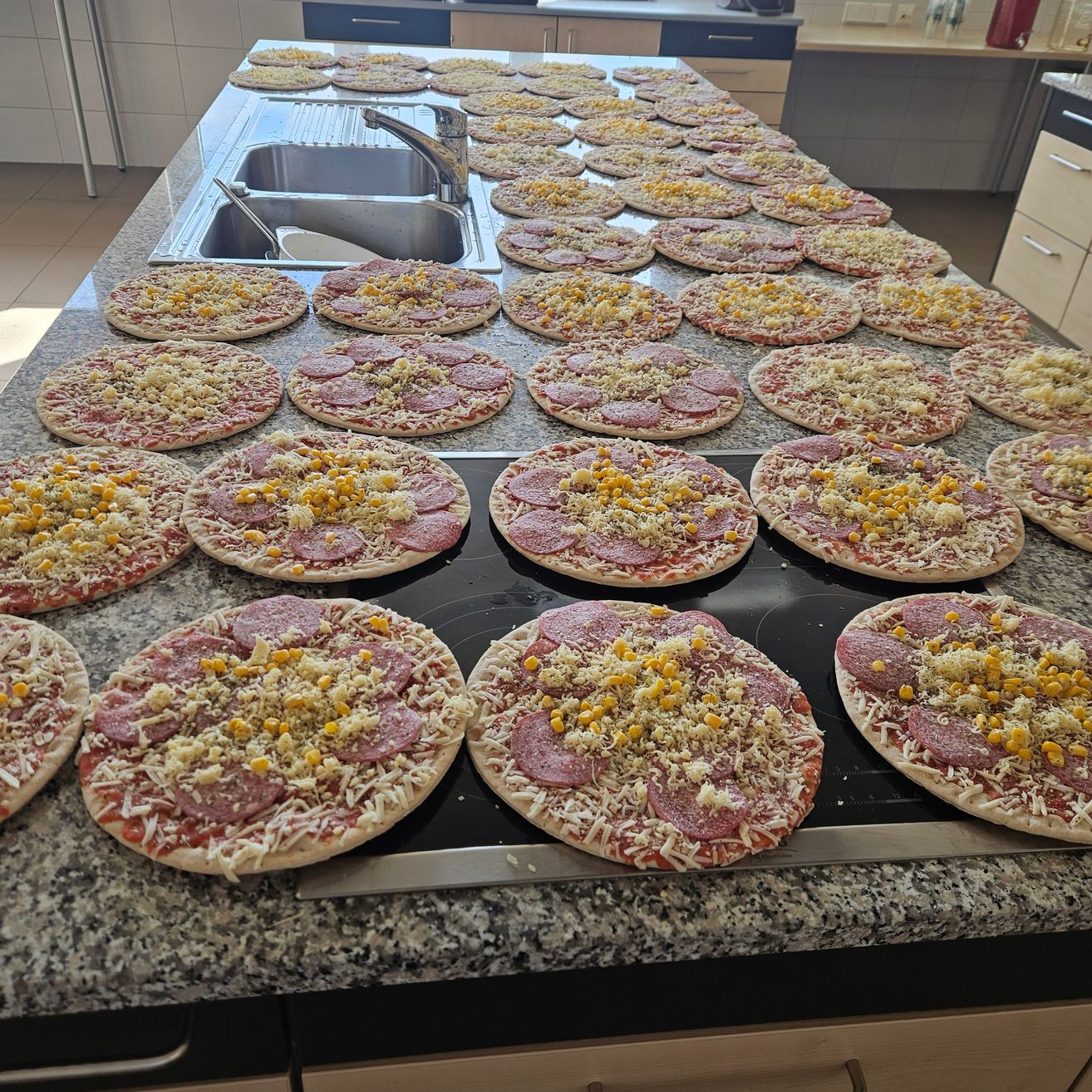 Bild enthält, Food, Meal, Pizza, Food Presentation, Cafeteria, Indoors, Restaurant, Kitchen