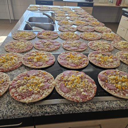 Bild enthält, Food, Meal, Pizza, Food Presentation, Cafeteria, Indoors, Restaurant, Kitchen