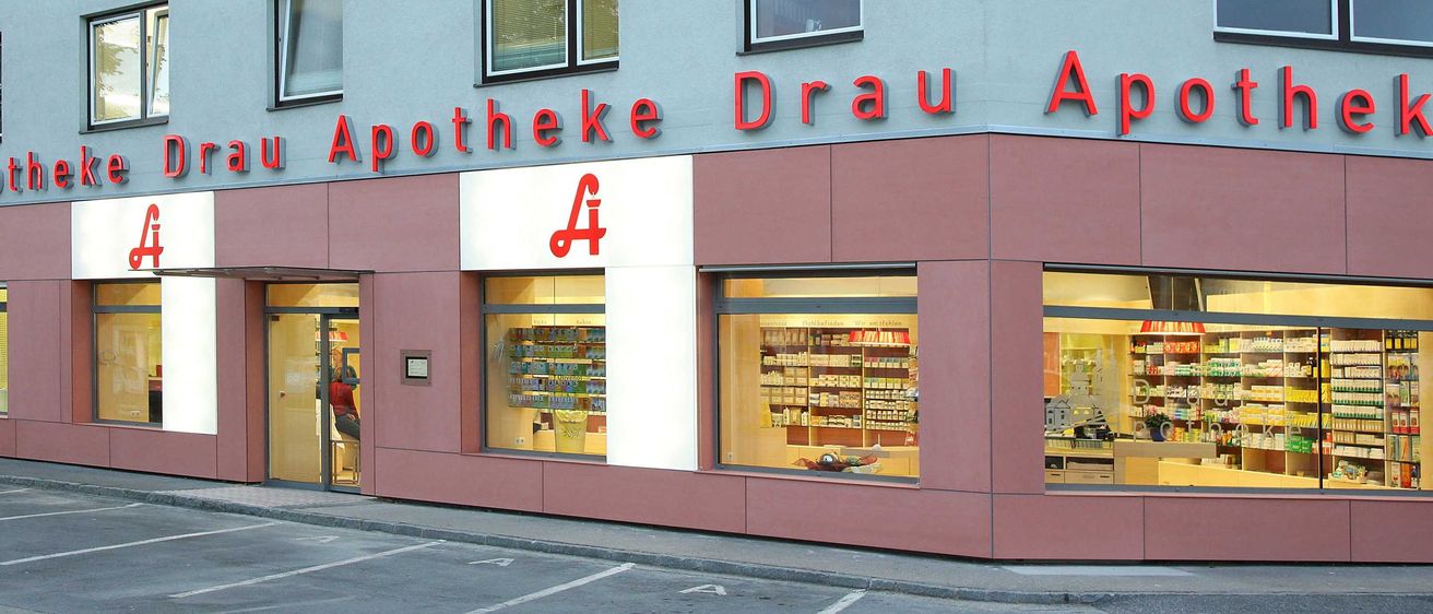 Bild enthält, Building, Shop, Person