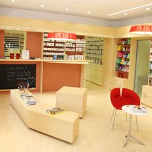Bild enthält, Shop, Chair, Blackboard, Book, Publication, Cup, Lamp, Indoors, Person