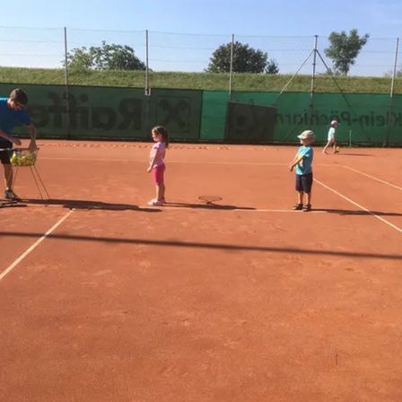 Bild enthält, Sport, Tennis, Person, Playing Tennis, Adult, Male, Man, Baseball (Ball), E-scooter, Shorts