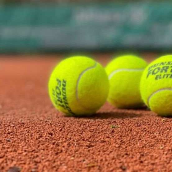Bild enthält, Ball, Sport, Tennis, Tennis Ball, Racket, Tennis Racket