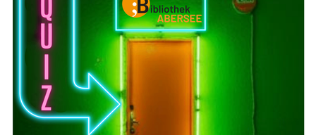 Ein Plakat für ein Pub-Quiz in der Abersee-Bibliothek am Dienstag, 6. Oktober um 19 Uhr. Das Plakat zeigt ein Neonschild mit den Worten 'PUB QUIZ' und einem Pfeil, der auf den Bibliothekseingang zeigt. Die Anmeldung kann in der Bibliothek oder per E-Mail erfolgen.