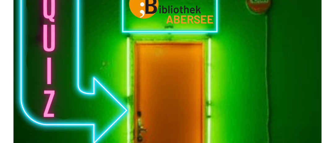 Ein Plakat für ein Pub-Quiz in der Abersee-Bibliothek am Dienstag, 6. Oktober um 19 Uhr. Das Plakat zeigt ein Neonschild mit den Worten 'PUB QUIZ' und einem Pfeil, der auf den Bibliothekseingang zeigt. Die Anmeldung kann in der Bibliothek oder per E-Mail erfolgen.