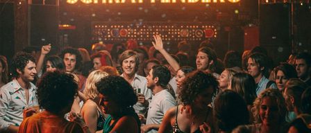 Bild enthält, Urban, Person, Adult, Male, Man, Female, Woman, Night Life, Face, Head