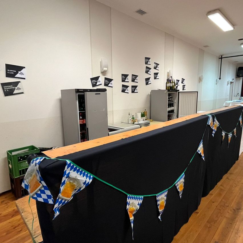 Bild enthält, Indoors, Interior Design, Table, Floor, Market, People, Hardwood, Wood, Shop, Lamp