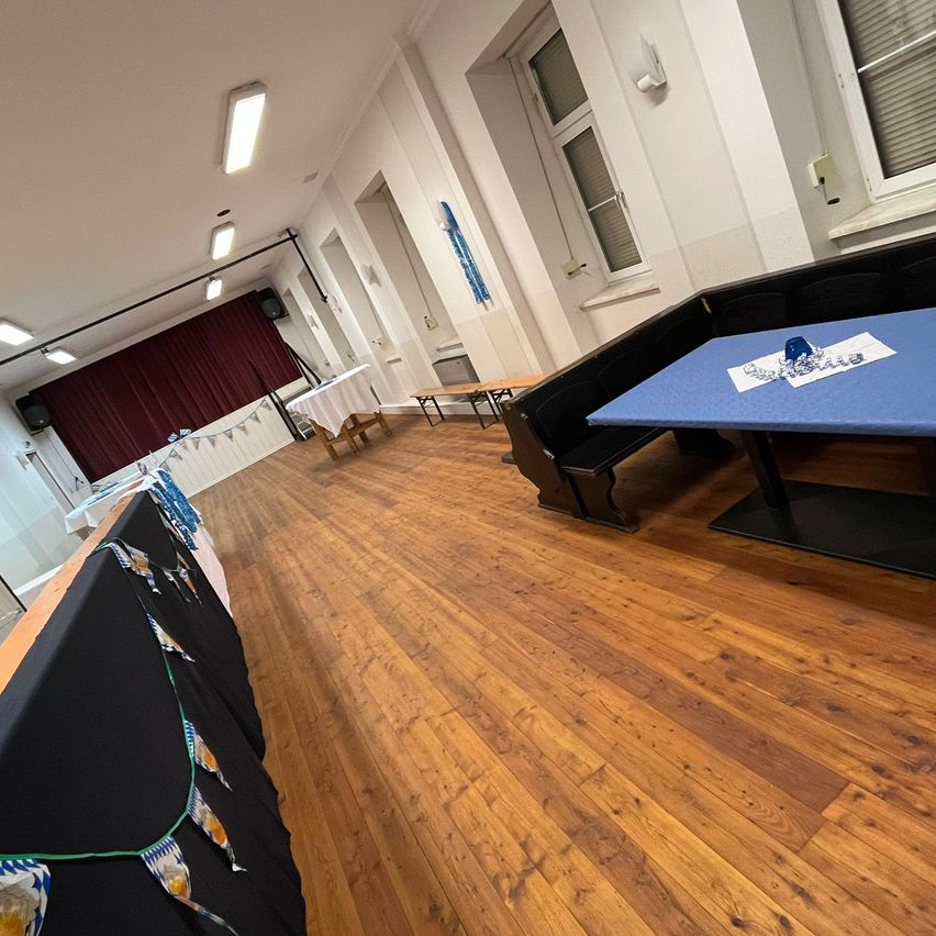 Bild enthält, Indoors, Interior Design, Hardwood, Wood, Floor, Stained Wood, Flooring, Foyer