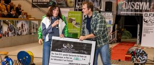 Bild enthält, Pants, Jeans, Adult, Male, Man, Person, Female, Woman, Shoe, Advertisement