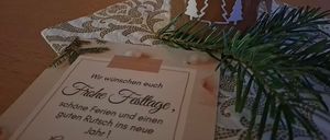 Bild enthält, Mason Jar, Business Card, Paper, Text