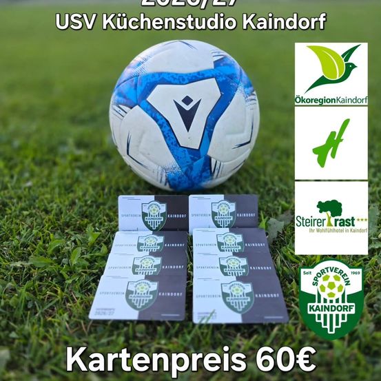 Ein Fußball mit blau-weißem Design liegt auf dem Rasen mit mehreren Karten und Logos. Der Text lautet 'Kartenpreis 60€' und 'USV Kuchlstudio Kaindorf'.