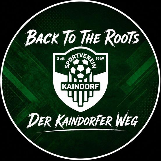 Ein rundes Logo mit 'Back To The Roots' in fetter weißer Schrift. Darunter befindet sich ein weißer Schild mit einem Fußball und dem Text 'SPORTVEREIN KAINDORF 1969'. Der untere Teil zeigt 'DER KAINDORFER WEG' in fetter weißer Schrift auf grünem Hintergrund.