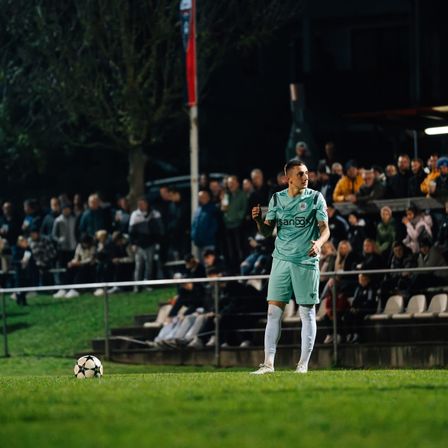 Bild enthält, Football, Soccer, Soccer Ball, Sport, Grass, Plant, People, Person, Clothing, Shorts