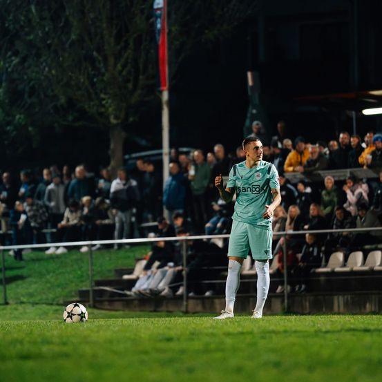 Bild enthält, Football, Soccer, Soccer Ball, Sport, Grass, Plant, People, Person, Clothing, Shorts