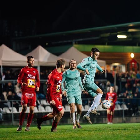 Bild enthält, Rugby Ball, Sport, Adult, Male, Man, Person, Football, Soccer, Shorts, Playing Soccer