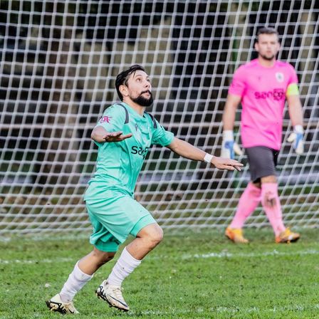 Bild enthält, Person, Football, Sport, Soccer, Playing Soccer, Clothing, Glove