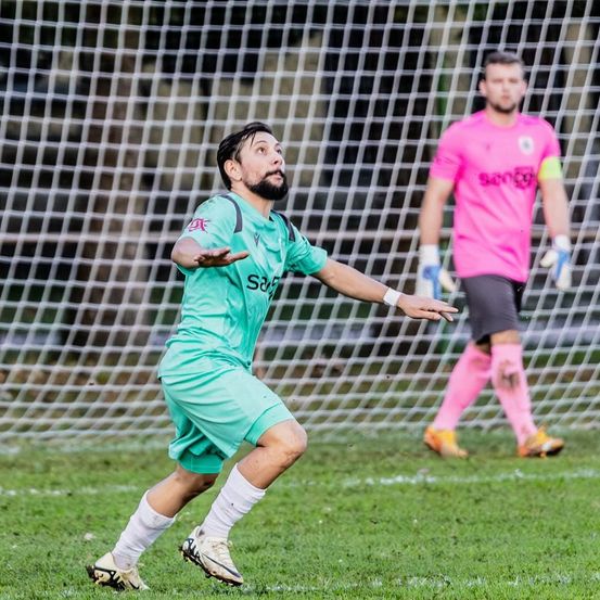 Bild enthält, Person, Football, Sport, Soccer, Playing Soccer, Clothing, Glove