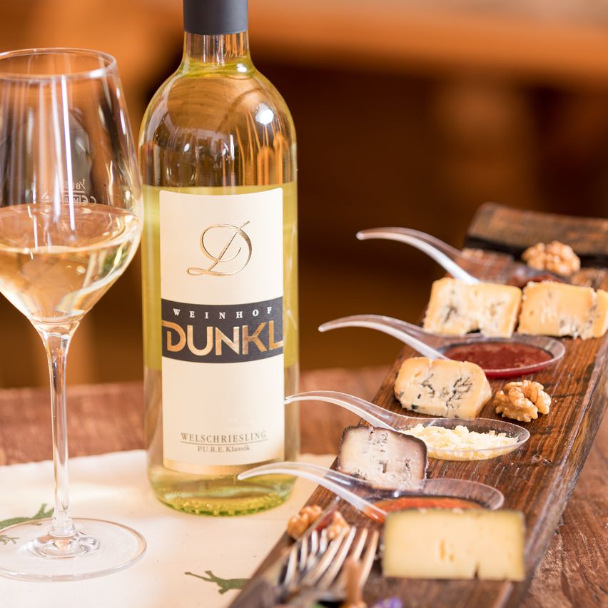 Bild enthält, Alcohol, Beverage, Bottle, Liquor, Wine, Wine Bottle, Glass, Outdoors, Nature