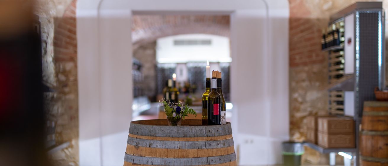 Bild enthält, Alcohol, Beverage, Bottle, Liquor, Wine, Wine Bottle, Floor, Flooring, Man, Person