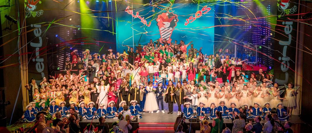 Bild enthält, Urban, People, Person, Stage, Night Life, Adult, Female, Woman, Concert, Group Performance