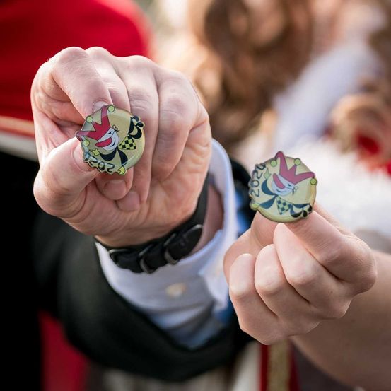 Bild enthält, Finger, Hand, Jewelry, Locket, Symbol