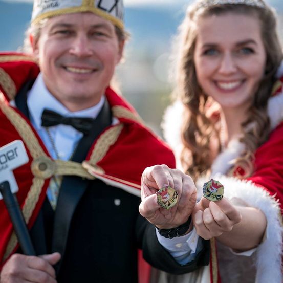Bild enthält, Person, Adult, Bride, Female, Woman, Finger, Face, Head, Lady, Coat