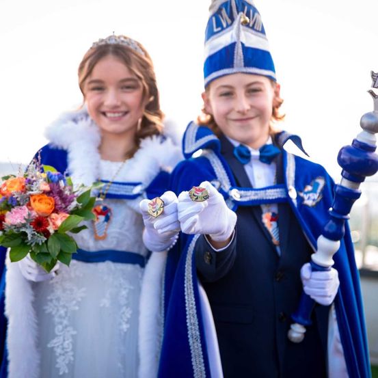 Bild enthält, Flower Arrangement, Flower Bouquet, Glove, People, Person, Portrait, Adult, Bride, Female, Woman