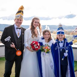 Bild enthält, Blazer, Adult, Male, Man, Person, Potted Plant, Photography, Suit, Portrait, Bridegroom