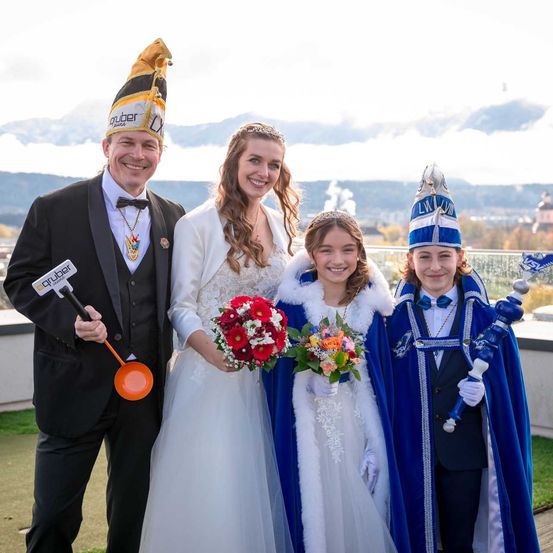 Bild enthält, Blazer, Adult, Male, Man, Person, Potted Plant, Photography, Suit, Portrait, Bridegroom