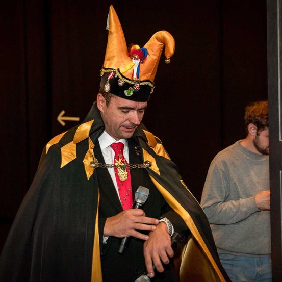 Bild enthält, Microphone, People, Person, Adult, Male, Man, Portrait, Costume, Hat, Crowd