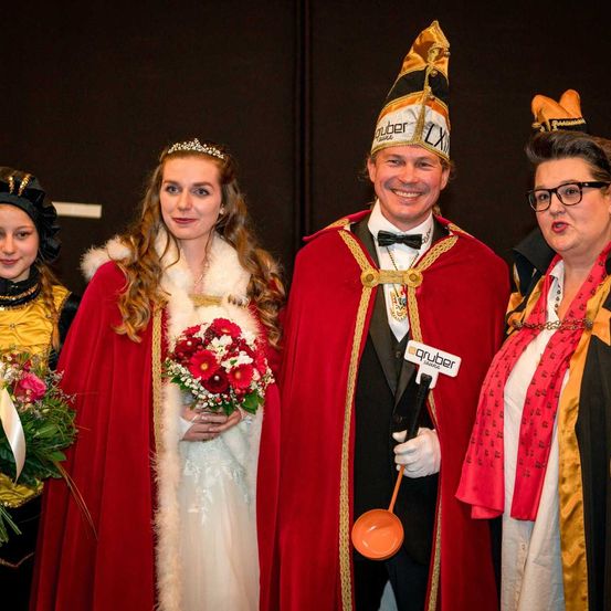 Bild enthält, Adult, Bride, Female, Person, Woman, People, Male, Man, Face, Glasses