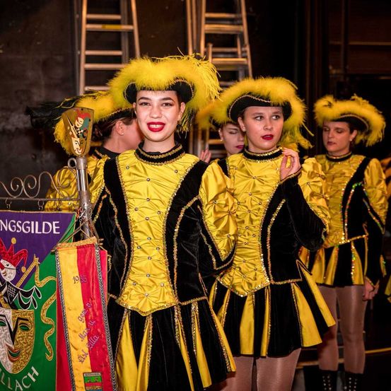 Bild enthält, Adult, Female, Person, Woman, Face, Head, Bride, Coat, Festival, Group Performance