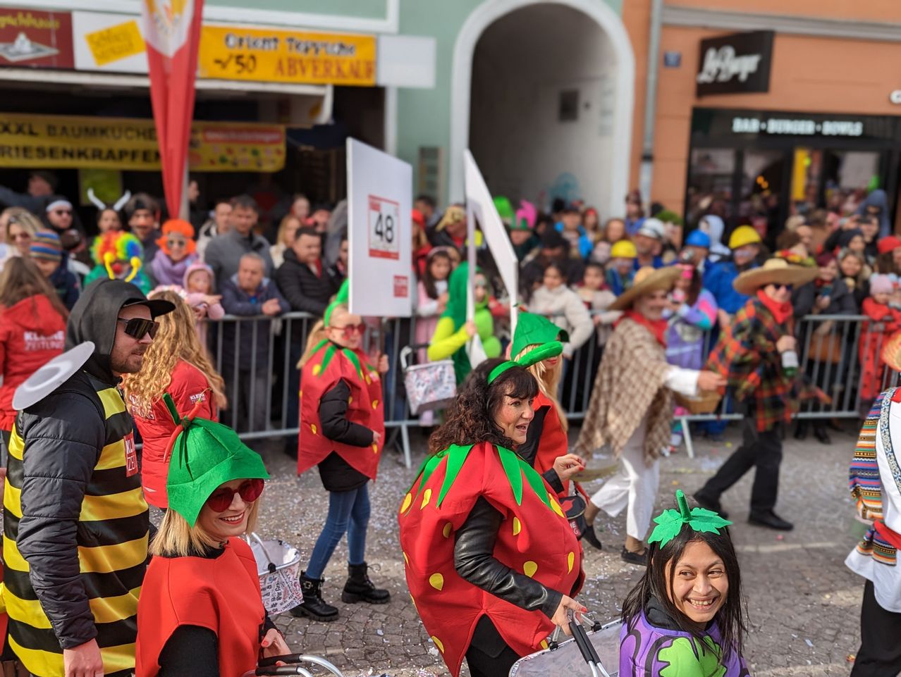 Bild enthält, Adult, Female, Person, Woman, People, Child, Girl, Handbag, Male, Man