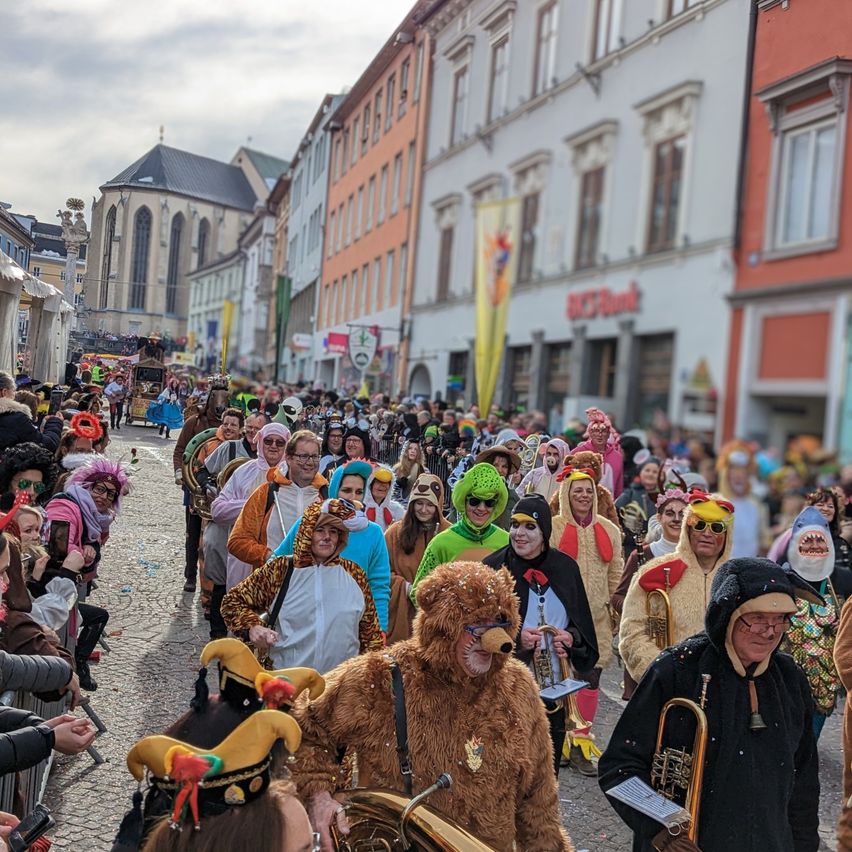 Bild enthält, Adult, Female, Person, Woman, People, Glove, Bride, Face, Glasses, Parade