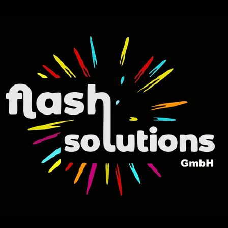 Das Logo von Flash Solutions GmbH zeigt die Worte 'flash solutions' in fettem weißem Schrifttyp mit einem farbenfrohen abstrakten Design. Das Design ist vor schwarzem Hintergrund.