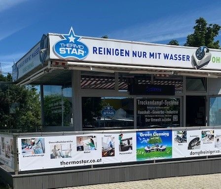 Bild enthält, Kiosk, Person, Utility Pole, Transportation, Vehicle