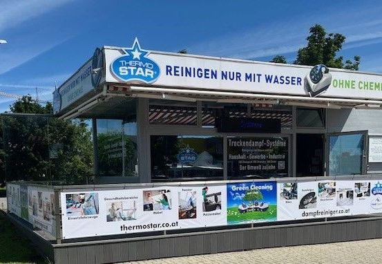 Bild enthält, Kiosk, Person, Utility Pole, Transportation, Vehicle