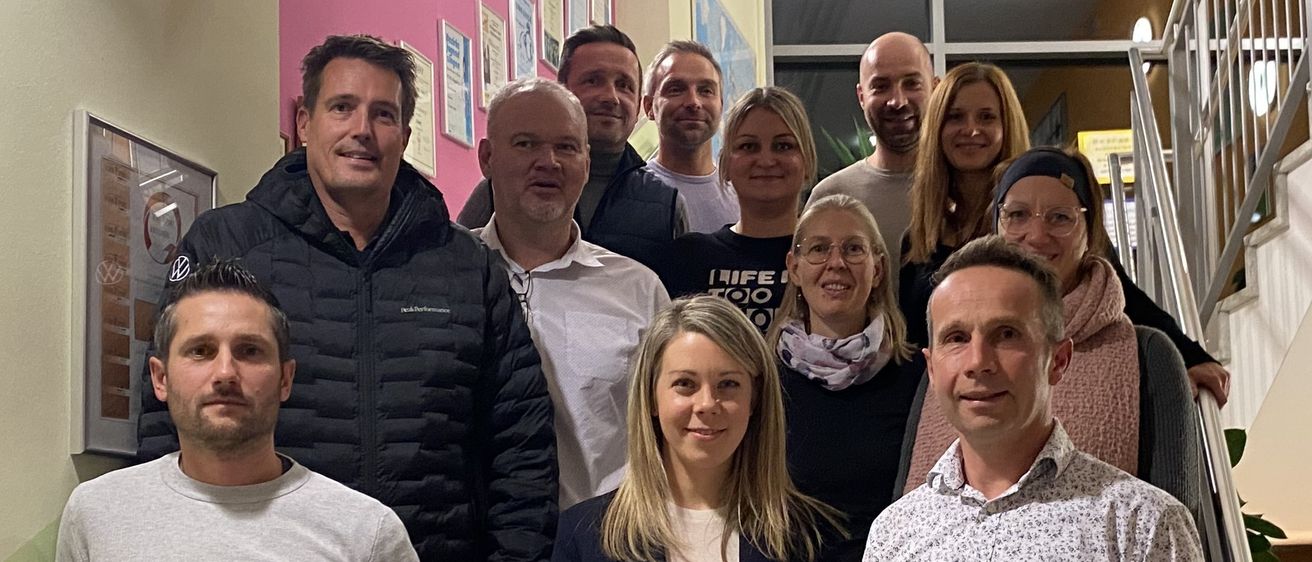 Bild enthält, Groupshot, Person, Jeans, Adult, Male, Man, Coat, Female, Woman, People