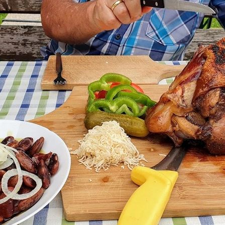 Bild enthält, Food, Chopping Board, Food Presentation, Meat, Pork, Plate, Blade, Knife, Weapon, Fork