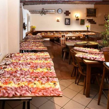 Bild enthält, Cafeteria, Indoors, Restaurant, Food, Meal, Person, Chair, Furniture, Dining Table, Plant